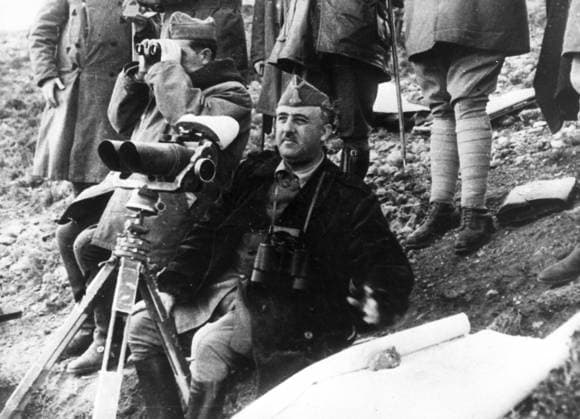 SPANIEN KATALONIEN 1939-03-03. Spanska inbördeskriget. 1936 bryter inbördeskrig ut i Spanien. De spanska republikanerna gjorde tappert motstand i tre ar mot den fascistiska militären innan de kapitulerade. Ledare för fascisterna var general Francisco Franco. Han segrade inte minst tack vare massivt militärt stöd fran Italien och Tyskland. I april 1939 uprättade Franco en diktatur. Bilden visar general Franco som befälhavare under slutskedet av spanska inbördeskriget 1939. SPANIEN PB-KOD: 190 x190x *** SPAIN CATALONIA 1939 03 03 Spanish Civil War 1936 Civil war breaks out in Spain The Spanish republicans bravely resisted the fascist military for three years before surrendering The leader of the fascists was general Francisco Fr  Copyright: xPressensxBild TTx FRANCISCO FRANCO