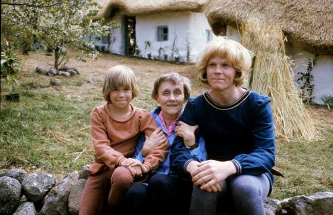 ÖSTERLEN 19760524 Författarinnan Astrid Lindgren tillsammans med skadespelarna Lars Söderdahl, t.v. som spelar skorpan och Staffan Götestam, t.h. som spelar Jonatan, vid filminspelningen av Bröderna Lejonhjärta pa Österlen i Skane. ÖSTERLEN SVERIGE x37081x *** ÖSTERLEN 19760524 Author Astrid Lindgren with actors Lars Söderdahl, left, playing Scorpan, and Staffan Götestam, right, playing Jonathan, at the filming of The Brothers Lionheart on Österlen in Skane ÖSTERLEN SWEDEN x37081x  Copyright: xGöranxStrandbergx xTTx x ASTRID LINDGREN-LEJONHJÄRTA