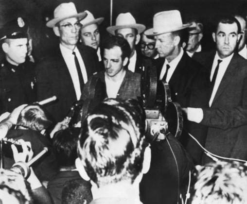 SCANPIX SWEDEN, 1963-11-24. Lee Harvey Oswald, misstänkt Kennedy-mördare. Här omgiven av män i cowboyhattar, möter han (mitten) pressen utanför polisstationen i Dallas, Texas. Mord x20360x *** SCANPIX SWEDEN, 1963 11 24 Lee Harvey Oswald, suspected Kennedy assassin Here surrounded by men in cowboy hats, he faces the middle press outside the police station in Dallas, Texas Murder x20360x  Copyright: xTTx LEE HARVEY OSWALD