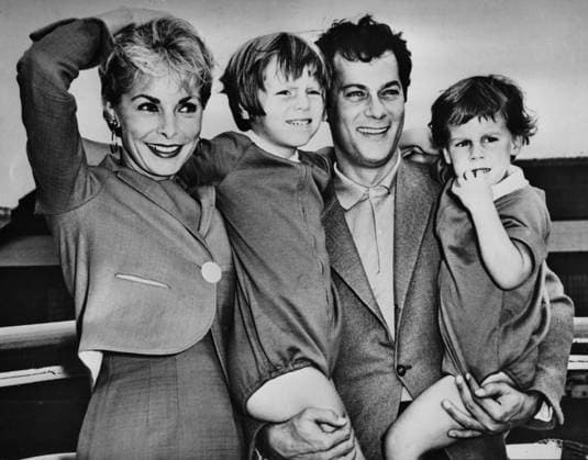 USA omkring 1960. Janet Leigh och Tony Curtis med döttrarna Kelly och Jamie Lee. USA x190x *** USA circa 1960 Janet Leigh and Tony Curtis with daughters Kelly and Jamie Lee USA x190x  Copyright: xPressensxBild TTx LEIGH OCH CURTIS MED DÖTTRAR