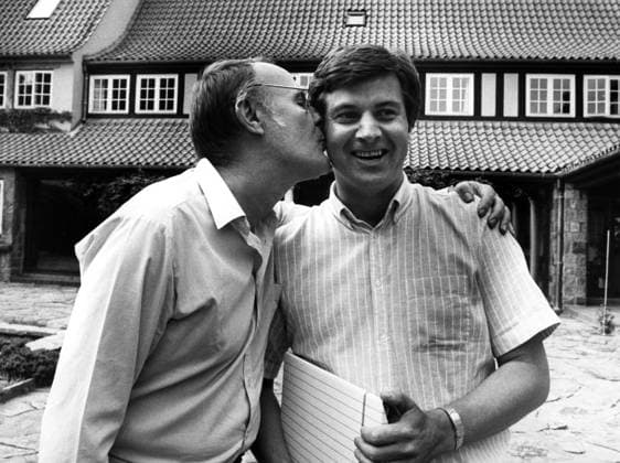 1985-09-16. IKEA:s grundare Ingvar Kamprad (tv) pussar Anders Moberg, som tog över som koncernchef efter Ingvar Kamprad 1986, pa kinden. Sverige x36100x *** 1985 09 16 IKEA founder Ingvar Kamprad tv kisses Anders Moberg, who took over as CEO from Ingvar Kamprad in 1986, on the cheek Sweden x36100x  Copyright: xSkanereportage IBLxBildbyra TTx KAMPRAD - MOBERG