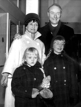 STOCKHOLM 20030307 ARCHIVE PICTURE Professor Francis Crick arrives in Stockholm during Nobel Week 1963 with his wife Odile and daughters Gabrielle and Jaqueline Crick is one of the discoverers of the DNA molecule STOCKHOLM Sweden x20360x  Copyright: xTTx 20360