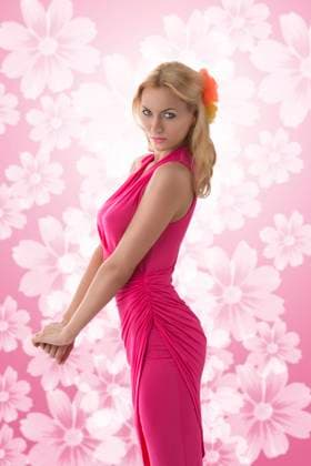IMAGO Creative, Lifestyle, Barbiecore pretty blonde girl with pink dress and flowers in the hair, her body is in profile and she looks in to the lens Copyright: xcarloxdapinox xDesignxPicsx , 32084442  Copyright: IuliiaxSoshenkox xDesignxPics 32084442