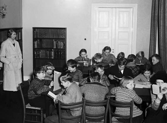 ARKIV 1931 Ungdomar i lästagen pa Stadsbibliotekets nya filial pa Kungsholmen. Youth reading books at the new libary in Kungsholmen. Stockholm Sverige x1900x *** ARCHIVE 1931 Youth reading books at the new branch of the City Library in Kungsholmen Youth reading books at the new library in Kungsholmen Stockholm Sweden x1900x  Copyright: xTTxHISTORICALx STADSBIBLIOTEKET