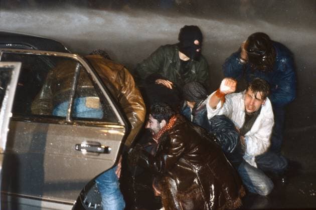 Wiener Opernball 1989 Wien, Staatsoper, 2.2.1989 Demonstrationen, Kundgebungen, Protest Wasserwerfer, Ausschreitungen Wien Austria *** Vienna Opera Ball 1989 Vienna, State Opera, 2 2 1989 demonstrations, rallies, protest water cannons, riots Vienna Austria Z101000682_110223_1jpeg