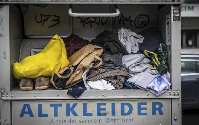 übervoller Altkleidercontainer *** NUR FÜR REDAKTIONELLE ZWECKE *** EDITORIAL USE ONLY ***<p>Ein mit Müll und Lumpen überquellender Altkleidercontainer steht am Dienstag, 26.Januar.2021, in Düsseldorf. Foto : Kai Kitschenberg FUNKE Foto Services< p> Wirtschaft, Finanzen Deutschland NRW Düsseldorf Copyright: kk *** Overfull Altkleidercontainer *** ONLY FOR EDITORIAL PURPOSE *** EDITORIAL USE ONLY *** P a with Garbage and Rags Overflowing Altkleidercontainer is on Tuesday, 26 January 2021, in Düsseldorf Photo Kai Kitschenberg Funke Photo Services P Business, Finances Germany NRW Düsseldorf Copyright KK Copyright: kk doc7e8mrvgcbhymp5ts7yx EDITORIAL USE ONLY