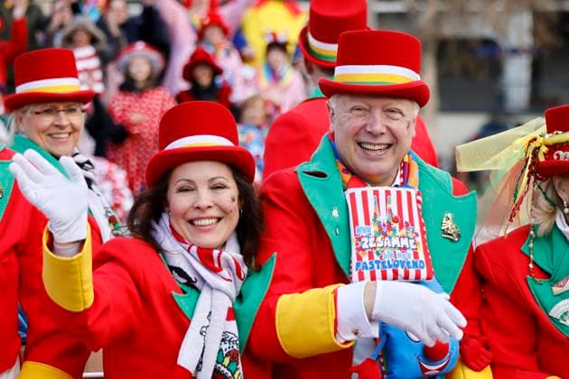 WDR-Intendant Tom Buhrow und seine Partnerin Daniela Boff auf dem Rosenmontagszug 2023 unter dem Motto 200 Jahre Kölner Karneval Ov Krüz oder quer in Köln. In diesem Jahr startet der Zug erstmalig auf der rechten Rheinseite. Dadurch will man beide Rheinseiten stärker miteinander verbinden. Köln, 20.02.2023 NRW Deutschland *** WDR Director-General Tom Buhrow and his partner Daniela Boff on the 2023 Rose Monday procession under the motto 200 years of Cologne Carnival Ov Krüz or across in Cologne This year, for the first time, the procession will start on the right side of the Rhine This is intended to link both sides of the Rhine more closely Cologne, 20 02 2023 NRW Germany Copyright: xChristophxHardtx