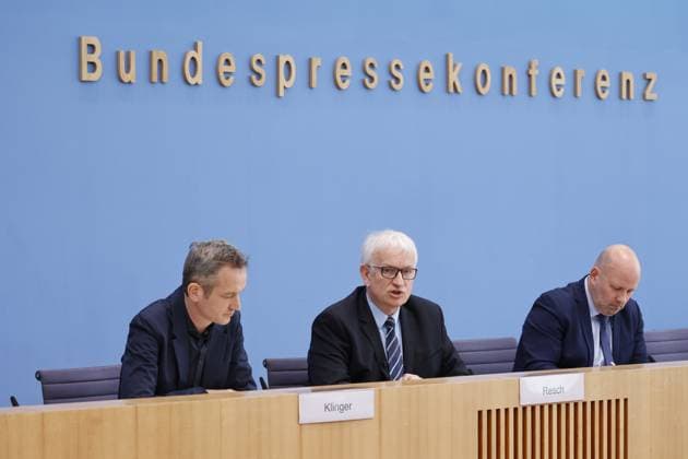 News Themen der Woche KW08 News Bilder des Tages Remo Klinger, Rechtsanwaltskanzlei Geulen & Klinger, Jürgen Resch, Bundesgeschäftsführer der Deutschen Umwelthilfe, Deutschland, Berlin, Bundespressekonferenz, Thema: Urteil zu Grundsatzklage im Dieselskandal *** Remo Klinger, Geulen Klinger law firm, Jürgen Resch, Federal Managing Director of Deutsche Umwelthilfe, Germany, Berlin, Federal Press Conference, topic ruling on fundamental action in diesel scandal