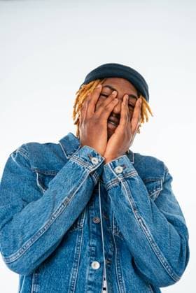 Creative Highlights Symbolbilder Laughing man with dreadlocks in casual outfit doing facepalm gesture looking at camera on white background, Model released AidaMartinez_ID12812_388925_032 Copyright: xAidaxMartinezx MR