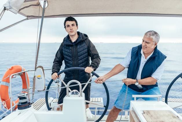 Creative Highlights Symbolbilder Confident men in casual clothes riding yacht on rippling sea waves during trip, Model released AlfonsoSaenz_ID12778_387473_056 Copyright: xAlfonsoxSaenzx MR