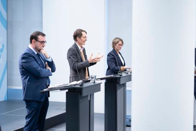 News Themen der Woche KW08 News Bilder des Tages Pressekonferenz Bund-Länder-Arbeitsgruppe für die Krankenhausreform - Diskussion Vorschläge der Regierungskommission für eine moderne und bedarfsgerechte Krankenhausversorgung - Karl Lauterbach, Bundesgesundheitsminister (Mitte) mit Klaus Holetschek, Bayerischer Staatsminister für Gesundheit und Pflege und Melanie Schlotzhauer, Hamburger Senatorin für Arbeit, Gesundheit, Soziales, Familie und Integration;Pressekonferenz Bund-Länder-Arbeitsgruppe für die Krankenhausreform - Diskussion Vorschläge der Regierungskommission für eine moderne und bedarfsgerechte Krankenhausversorgung - Karl Lauterbach, Bundesgesundheitsminister (Mitte) mit Klaus Holetschek,, Berlin Berlin Deutschland BMG, Mauerstraße 29 *** Press Conference Federal Stat