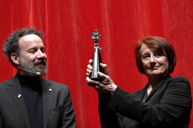 Carlo Chatrian and Caroline Champetier awarding the Berlinale Camera to Caroline Champetier at the Berlinale 2023 73 Berlin International Film Festival at the Haus der Berliner Festspiele 23 02 2023 Foto:xC.xNiehausx xFuturexImage