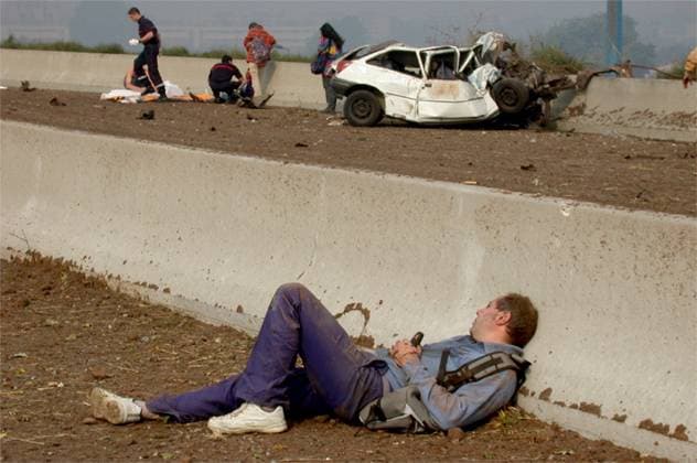 SCANPIX SWEDEN, 2001-09-21. Kemisk fabrik i Toulouse exploderade. Minst 15 personer omkom och omkring 240 skadades när en kemisk fabrik i sydfranska Toulouse exploderade. Orsaken till det inträffade är ännu oklar. En valdsam explosion ägde rum pa den petrokemiska fabriken AZF i Toulouses södra förorter. Fabriken jämnades med marken, flera byggnader runt omkring blev utblasta och ett sjukhus i närheten utrymdes sedan det skadats i explosionen. Ett omrade pa sammanlagt 40 hektar totalförstördes. Bilden: Man liggande pa marken. Pa vägen ses krockad bil och sjukvardare som ger första hjälpen till skadade. x20360x *** SCANPIX SWEDEN, 2001 09 21 Chemical plant in Toulouse explodes At least 15 people were killed and  Copyright: xEurelios TTx 20360