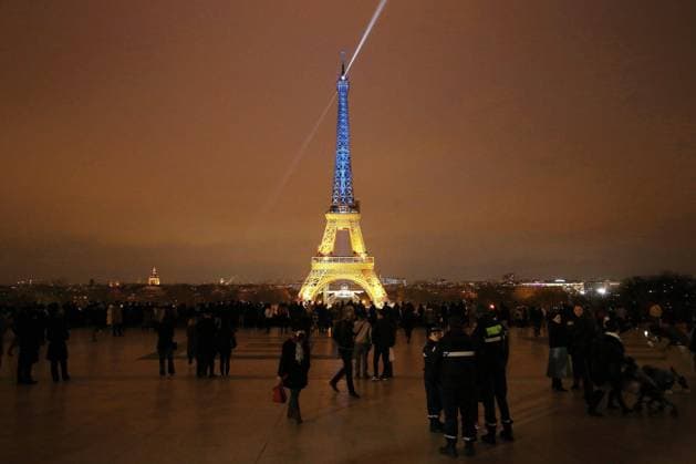 Bilder des Jahres 2023, News 02 Februar News Themen der Woche KW08 News Bilder des Tages Frankreich, Ukraine-Solidaritätsaktion am Eiffelturm in Paris La tour eiffel au couleur du drapeau de l Ukraine en soutien au peuple Ukrainien NEWS: Hommage a l Ukraine - Paris - 23 02 2023 JonathanRebboah Panoramic  PESRK24022012