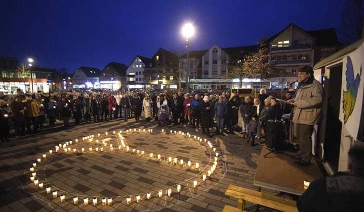 Bilder des Jahres 2023, News 02 Februar News Themen der Woche KW08 Solidaritätskundgebung für die Ukraine *** NUR FÜR REDAKTIONELLE ZWECKE *** EDITORIAL USE ONLY ***<p>Hier spricht Pastoralreferent Markus Gehling. Die Solidaritätskundgebung zu einem Jahr Krieg in der Ukraine findet am Donnerstag, 23.02.2023, auf dem Rathausplatz Voerde statt. Deutschland NRW Voerde Copyright: GerdxHermann *** Solidarity rally for Ukraine FOR EDITORIAL PURPOSES ONLY EDITORIAL USE ONLY p This is pastoral counselor Markus Gehling The solidarity rally for one year of war in Ukraine will take place on Thursday, 23 02 2023, at the town hall square Voerde Germany NRW Voerde Copyright GerdxHermann Copyright: GerdxHermann doc7p2amuhu1jd1jofbtgl1 ,EDITORIAL USE ONLY