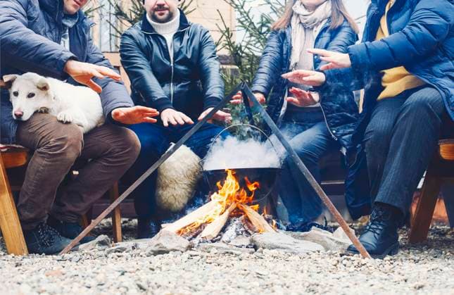 Traditional mulled wine with slices of orange preparing in pot over burning logs in winter in countryside Traditional mulled wine with slices of orange preparing in pot over burning logs in winter in countryside, Friends in winter day Copyright: xZoonar.com DashaxPetrenkox 19148329 ,model released, Symbolfoto ,property released