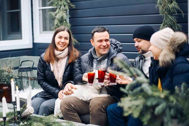 Bonfire party. Joyful young family couple gathering with friends around campfire in winter Bonfire party. Joyful young family couple gathering with friends around campfire in winter, happy people preparing and drinking hot mulled wine while enjoying picnic on backyard in wintertime Copyright: xZoonar.com DashaxPetrenkox 19250715 ,model released, Symbolfoto ,property released