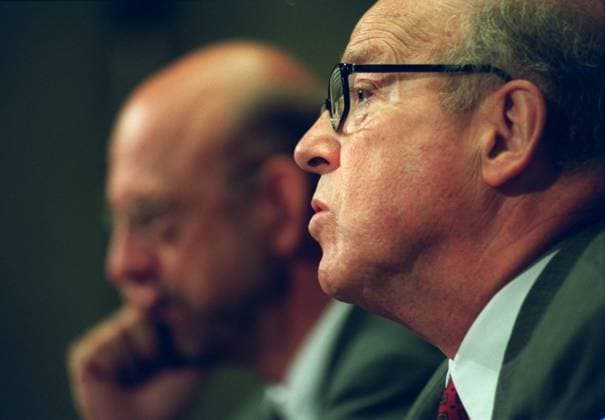SCANPIX SWEDEN, 2000-09-18. Chefen för FN:s vapeninspektörer i Irak; Hans Blix haller presskonferens. Angaende FN:s insatser i Irak. Bilden: Blix i förgrunden. I bakgrunden ses Hans Dahlgren; UD:s kabinettsekreterare (suddig). x71420x *** SCANPIX SWEDEN, 2000 09 18 The head of the UN weapons inspectors in Iraq, Hans Blix, holds a press conference on the UNs efforts in Iraq Blix in the foreground In the background is Hans Dahlgren Secretary of State for Foreign Affairs blurred x71420x  Copyright: xFredrikxSandberg TTx 71420