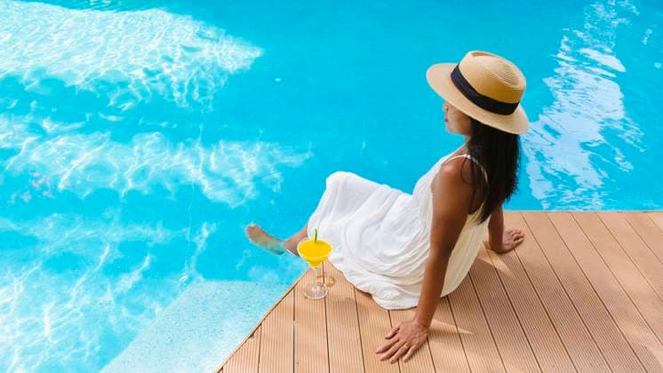 Asian women with hat with cocktail by the pool Asian women with a hat with cocktails by the pool. Women drinking cocktail by swimming pool Copyright: xZoonar.com FokkexBaarssenx 19391015 ,model released, Symbolfoto ,property released