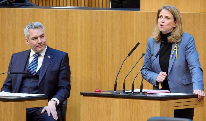 News Themen der Woche KW08 - Wien 24.02.2023 - Österreichisches Parlament Nationalrat Sondersitzung - Der Nationalrat trat heute aufgrund eines Verlangens der NEOS zu einer Sondersitzung zusammen. Thema der Sitzung ist der Angriffskrieg von Russland auf die Ukraine der sich heute zum ersten Mal jährt. Auch gab es eine Dringliche Anfrage an den Bundeskanzler. Vienna (AUSTRIA) - Austrian Parliament National Council special session - The National Council met today for a special session due to a request from NEOS. The subject of the session is the war between Russia and Ukraine, which is the first anniversary today. There was also an urgent request to the Federal Chancellor. - PHOTO: Die NEOS-Vorsitzende Beate Meinl-Reisinger am Rednerpult (R), Bundeskanzler K 