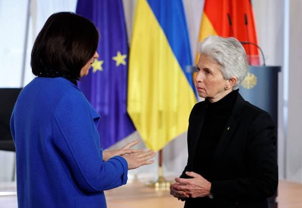 Katrin Göring-Eckardt, Vizepräsidentin des Deutschen Bundestages, Marie-Agnes Strack-Zimmermann, FDP Bundestagsabgeordnete, Deutschland, Berlin, Schloss Bellevue, 24. Februar: Zentrale Veranstaltung zum Jahrestag des russischen Überfalls auf die Ukraine *** Katrin Göring Eckardt, Vice President of the German Bundestag, Marie Agnes Strack Zimmermann, FDP Member of the Bundestag, Germany, Berlin, Bellevue Palace, 24 February Central event to mark the anniversary of the Russian invasion of Ukraine.
