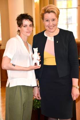Entertainment Themen der Woche KW08 Entertainment Bilder des Tages Kristen Stewart und Franziska Giffey bei der Begrüßung der Mitglieder der Berlinale-Festivaljury und Einzeichnung in das Gästebuch von Berlin anlässöich der Berlinale 2023 73. Internationale Filmfestspiele Berlin im Roten Rathaus. Berlin, 24.02.2023 *** Kristen Stewart and Franziska Giffey welcoming the members of the Berlinale Festival Jury and signing the Berlin Guest Book on the occasion of the Berlinale 2023 73 Berlin International Film Festival at the Rotes Rathaus Berlin, 24 02 2023 Foto:xN.xKubelkax xFuturexImage