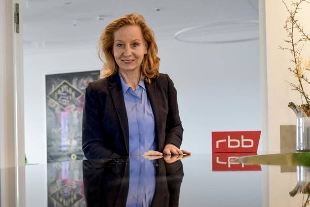 <p>Patricia Schlesinger, Intendantin vom Rundfunk in Berlin Brandenburg ( RBB) steht am 13. April 2021 im ihrem Büro der RBB - Intendanz in Berlin Charlottenburg. FOTO: Joerg Krauthoefer Funke Foto Services< p> Arbeit Berlin Copyright: JoergxKrauthoefer