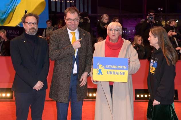 Carlo Chatrian, Oleksii Makeiev, Claudia Roth and Mariette Rissenbeek together with Ukrainian filmmakers and members of the Intarnational Jury demonstrate their solidarity with Ukraine on the Red Carpet in front of the Berlinale Palast at the Berlinale 2023 73 Berlin International Film Festival Berlin, 24 02 2023 Foto:xF.xKernx xFuturexImage