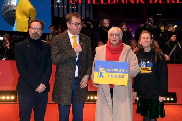 Carlo Chatrian, Oleksii Makeiev, Claudia Roth and Mariette Rissenbeek together with Ukrainian filmmakers and members of the Intarnational Jury demonstrate their solidarity with Ukraine on the Red Carpet in front of the Berlinale Palast at the Berlinale 2023 73 Berlin International Film Festival Berlin, 24 02 2023 Foto:xF.xKernx xFuturexImage