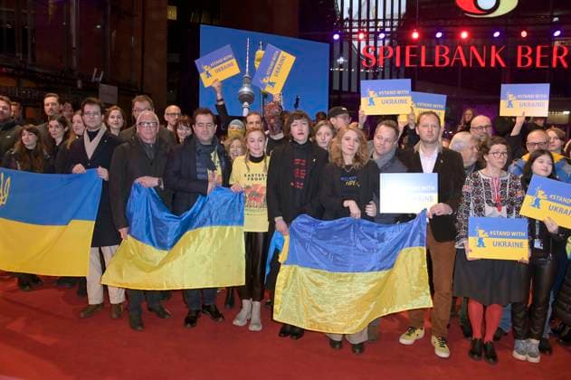Oleksii Makeiev, Mariette Rissenbeek, Claudia Roth and Carlo Chatrian together with Ukrainian filmmakers and members of the Intarnational Jury demonstrate their solidarity with Ukraine on the Red Carpet in front of the Berlinale Palast at the Berlinale 2023 73 Berlin International Film Festival Berlin, 24 02 2023 Foto:xF.xKernx xFuturexImage