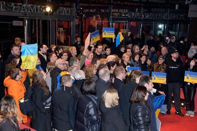 Oleksii Makeiev, Mariette Rissenbeek, Claudia Roth and Carlo Chatrian together with Ukrainian filmmakers and members of the Intarnational Jury demonstrate their solidarity with Ukraine on the Red Carpet in front of the Berlinale Palast at the Berlinale 2023 73 Berlin International Film Festival Berlin, 24 02 2023 Foto:xF.xKernx xFuturexImage