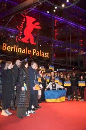 Oleksii Makeiev, Mariette Rissenbeek, Claudia Roth and Carlo Chatrian together with Ukrainian filmmakers and members of the Intarnational Jury demonstrate their solidarity with Ukraine on the Red Carpet in front of the Berlinale Palast at the Berlinale 2023 73 Berlin International Film Festival Berlin, 24 02 2023 Foto:xF.xKernx xFuturexImage