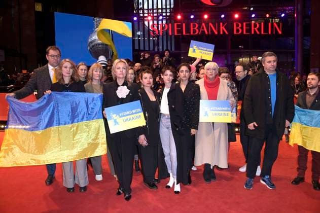Carlo Chatrian, Oleksii Makeiev, Kristen Stewart, Claudia Roth and Mariette Rissenbeek together with Ukrainian filmmakers and members of the Intarnational Jury demonstrate their solidarity with Ukraine on the Red Carpet in front of the Berlinale Palast at the Berlinale 2023 73 Berlin International Film Festival Berlin, 24 02 2023 Foto:xF.xKernx xFuturexImage