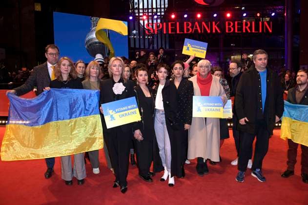 Carlo Chatrian, Oleksii Makeiev, Kristen Stewart, Claudia Roth and Mariette Rissenbeek together with Ukrainian filmmakers and members of the Intarnational Jury demonstrate their solidarity with Ukraine on the Red Carpet in front of the Berlinale Palast at the Berlinale 2023 73 Berlin International Film Festival Berlin, 24 02 2023 Foto:xF.xKernx xFuturexImage