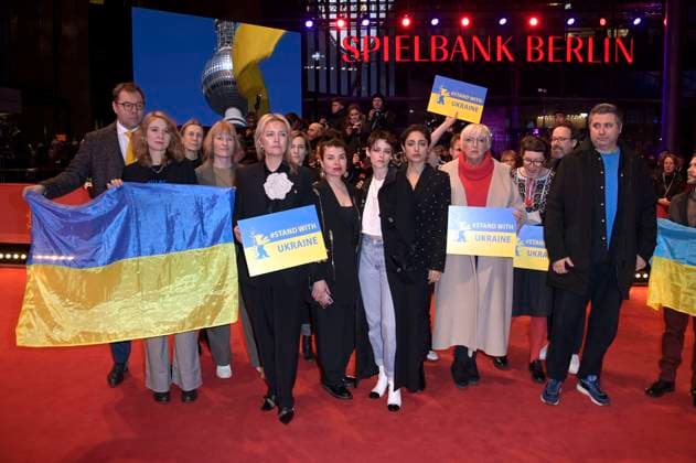 Carlo Chatrian, Oleksii Makeiev, Kristen Stewart, Claudia Roth and Mariette Rissenbeek together with Ukrainian filmmakers and members of the Intarnational Jury demonstrate their solidarity with Ukraine on the Red Carpet in front of the Berlinale Palast at the Berlinale 2023 73 Berlin International Film Festival Berlin, 24 02 2023 Foto:xF.xKernx xFuturexImage