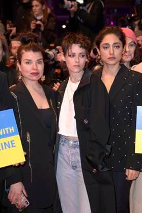 Kristen Stewart and olshifteh Farahani join Ukrainian filmmakers and members of the Intarnational Jury to demonstrate their solidarity with Ukraine on the Red Carpet in front of the Berlinale Palast at the Berlinale 2023 73 Berlin International Film Festival Berlin, 24 02 2023 Foto:xF.xKernx xFuturexImage