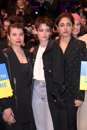 Kristen Stewart and olshifteh Farahani join Ukrainian filmmakers and members of the Intarnational Jury to demonstrate their solidarity with Ukraine on the Red Carpet in front of the Berlinale Palast at the Berlinale 2023 73 Berlin International Film Festival Berlin, 24 02 2023 Foto:xF.xKernx xFuturexImage