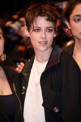 Kristen Stewart demonstrates her solidarity with Ukraine together with Ukrainian filmmakers and members of the Intarnational Jury on the Red Carpet in front of the Berlinale Palast at the Berlinale 2023 73 Berlin International Film Festival Berlin, 24 02 2023 Foto:xF.xKernx xFuturexImage