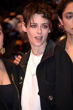 Kristen Stewart demonstrates her solidarity with Ukraine together with Ukrainian filmmakers and members of the Intarnational Jury on the Red Carpet in front of the Berlinale Palast at the Berlinale 2023 73 Berlin International Film Festival Berlin, 24 02 2023 Foto:xF.xKernx xFuturexImage