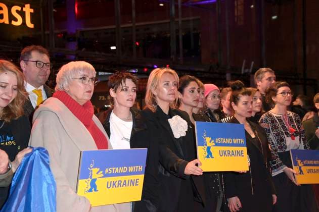Oleksii Makeiev, Claudia Roth and Kristen Stewart together with Ukrainian filmmakers and members of the Intarnational Jury demonstrate their solidarity with Ukraine on the Red Carpet in front of the Berlinale Palast at the Berlinale 2023 73 Berlin International Film Festival Berlin, 24 02 2023 Foto:xF.xKernx xFuturexImage