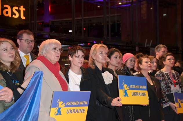 Oleksii Makeiev, Claudia Roth and Kristen Stewart together with Ukrainian filmmakers and members of the Intarnational Jury demonstrate their solidarity with Ukraine on the Red Carpet in front of the Berlinale Palast at the Berlinale 2023 73 Berlin International Film Festival Berlin, 24 02 2023 Foto:xF.xKernx xFuturexImage