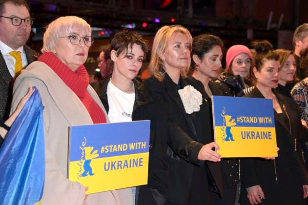 Oleksii Makeiev, Claudia Roth and Kristen Stewart together with Ukrainian filmmakers and members of the Intarnational Jury demonstrate their solidarity with Ukraine on the Red Carpet in front of the Berlinale Palast at the Berlinale 2023 73 Berlin International Film Festival Berlin, 24 02 2023 Foto:xF.xKernx xFuturexImage