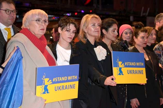 Oleksii Makeiev, Claudia Roth and Kristen Stewart together with Ukrainian filmmakers and members of the Intarnational Jury demonstrate their solidarity with Ukraine on the Red Carpet in front of the Berlinale Palast at the Berlinale 2023 73 Berlin International Film Festival Berlin, 24 02 2023 Foto:xF.xKernx xFuturexImage