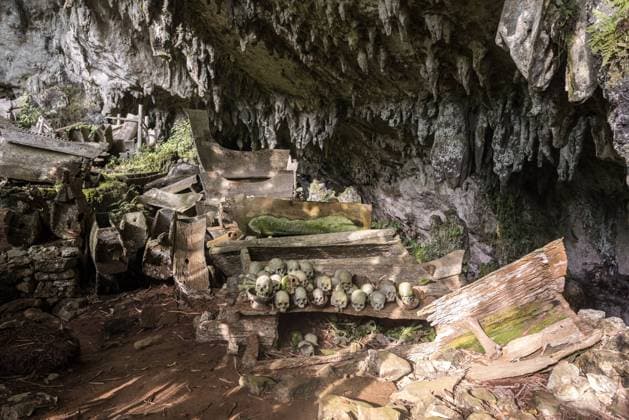 IMAGO Cultures of the world, Toraja Volk in Indonesien Die historische Begräbnisstätte von Lombok Parinding in Tana Toraja The spectacular cave tomb of Lombok Parinding which has housed the dead of Tana Toraja since 700 years. The tomb is famous for its ancient, ornate coffins, called Erong, and exposed skulls and bones Copyright: xZoonar.com StefanxLawsx 16947017