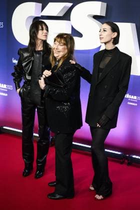 Charlotte Gainsbourg Jane Birkin et Alice Attal CELEBRITES : 48e Ceremonie des Cesar - Tapis Rouge - 24 02 2023 JBAutissier Panoramic 