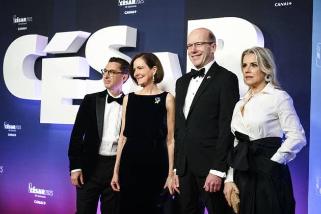 Maxime Saada Steven M. Bauer et leur epouse CELEBRITES : 48e Ceremonie des Cesar - Tapis Rouge - 24 02 2023 JBAutissier Panoramic 