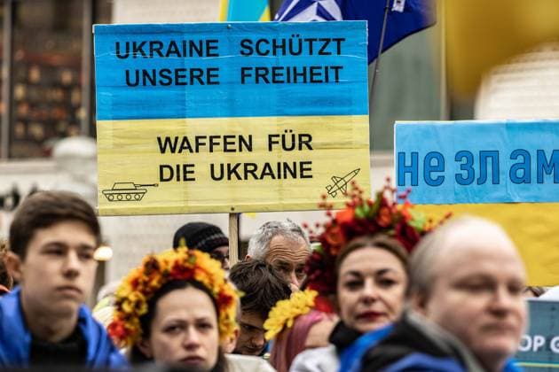 1 Jahr Ukraine-Krieg: Hunderte demomstrieren in München für noch mehr Waffenlieferungen Am 24. Februar 2023 versammelten sich in München hunderte Menschen, um anlässlich des seit einem Jahr andauernden Angriffes Russlands auf die Ukrtaine für mehr Waffenlieferungen zu demonstrieren. ++ On February 24, 2023, the first anniversary of the Russian invasion of Ukraine hundreds of people gathered in Munich, Germany to demonstrate for more arms deliveries. München Bayern Deutschland Copyright: xleo.fgex