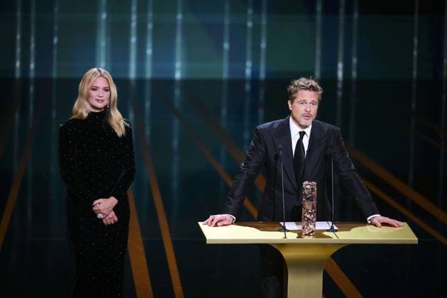 Apparition surprise de Brad Pitt pour remettre le Cesar d Honneur au realisateur David Fincher aux cote de Virginie Efira CELEBRITES : 48e Ceremonie des Cesar - 24 02 2023 JBAutissier Panoramic 