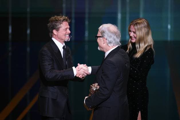 Apparition surprise de Brad Pitt pour remettre le Cesar d Honneur au realisateur David Fincher aux cote de Virginie Efira CELEBRITES : 48e Ceremonie des Cesar - 24 02 2023 JBAutissier Panoramic 