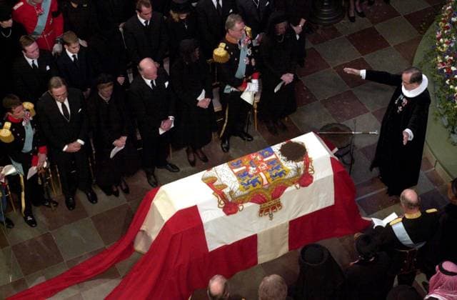 Roskilde (Danmark )001114 - The Danish royal family, close to the coffin from riht to left, Queen Margrethe, Prince Henri, Benedikte and husband, Anne-Marie with husband King Constantin, Crownprince Fredrik, Prince Joachim with whife Alexandra attend the funeral service for the Danish Queen Mother Ingrid in the Roskilde cathedral. ROSKILDE DANMARK x1012x *** Roskilde Denmark 001114 The Danish royal family, close to the coffin from right to left, Queen Margrethe, Prince Henri, Benedikte and husband, Anne Marie with husband King Constantin, Crownprince Fredrik, Prince Joachim with whife Alexandra attend the funeral service for the Danish Queen Mother Ingrid in the Roskilde cathedral ROSKILDE DANMARK x1012x  Copyright: xTonixSicax KUNGLIG DANSK BEGRAVNING